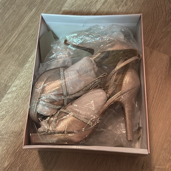 Sizes available: 8, 8.5, & 9 Women’s touch up champagne color high heels size - Picture 5 of 9